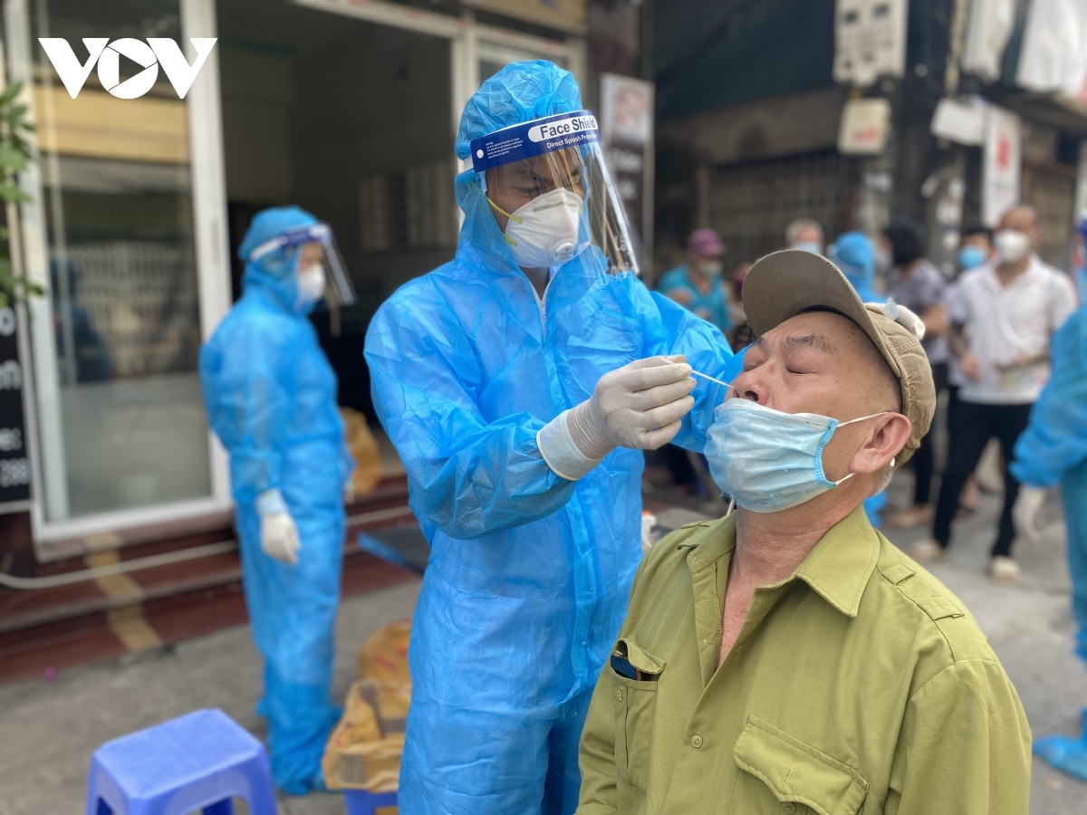 Hơn 400 nhân viên y tế Bắc Giang "đi từng ngõ" hỗ trợ quận Long Biên lấy mẫu xét nghiệm